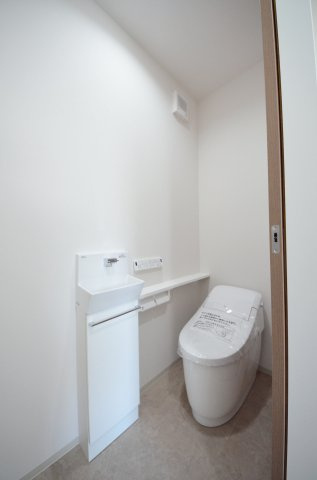 温品三丁目のトイレ|タンクレスの為、トイレ空間が見違えるほど広々。圧迫感がなくなり、これまで置けなかった観葉植物やインテリアを楽しめます。