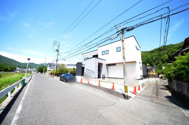 温品三丁目の前面道路含む現地写真|前面道路は交通量が少なく駐車楽々
