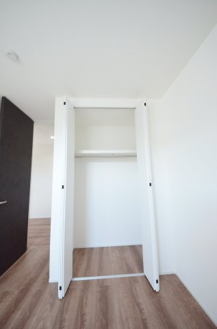 温品三丁目の収納|各居室に機能的なクローゼットを完備。タンスなどの大型家具を買い足す必要がないため、お部屋の面積を最大限に活かせます。