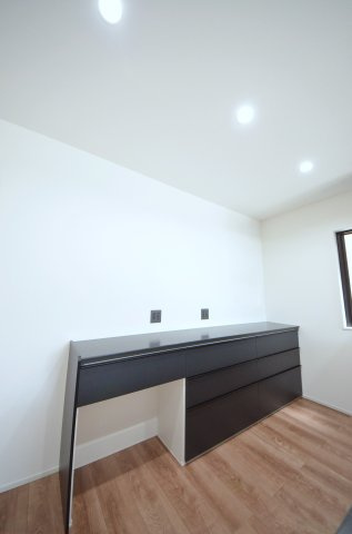 温品三丁目の収納|キッチン本体と同じデザイン・カラーで統一されたカップボードを標準装備。家具を買い足す必要がなく、モデルルームのような洗練された空間が最初から手に入ります。