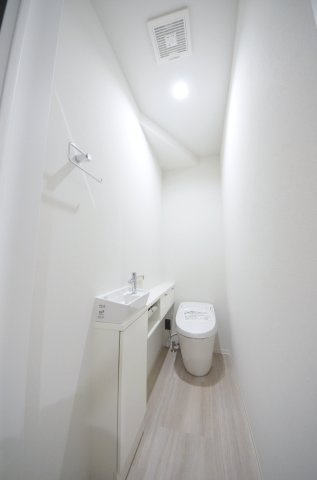 温品三丁目のトイレ|タンクレスの為、トイレ空間が見違えるほど広々。圧迫感がなくなり、これまで置けなかった観葉植物やインテリアを楽しめます。