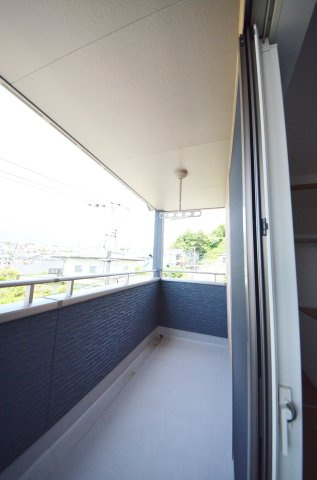 井口鈴が台三丁目のバルコニー|屋根に守られたバルコニー。お出かけ中の急な雨でも洗濯物が濡れにくく安心です。