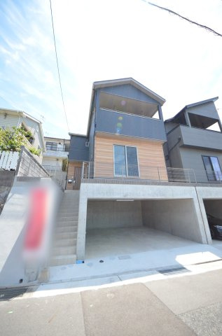 井口鈴が台三丁目の外観|JR五日市駅徒歩19分、修大協創中高前電停徒歩9分
駐車並列二台可能です