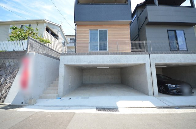 井口鈴が台三丁目の駐車場|JR五日市駅徒歩19分、修大協創中高前電停徒歩9分
駐車並列二台可能です