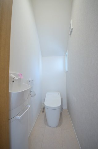 井口鈴が台三丁目のトイレ|タンクレスの為、トイレ空間が見違えるほど広々。圧迫感がなくなり、これまで置けなかった観葉植物やインテリアを楽しめます。