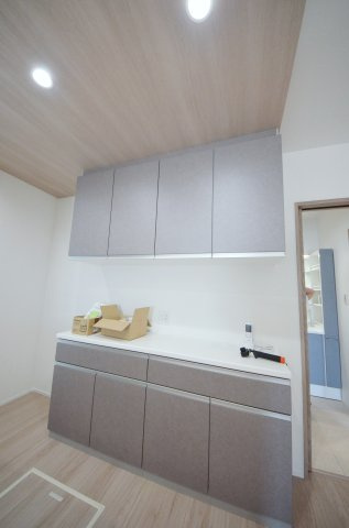 井口鈴が台三丁目の収納|キッチン本体と同じデザイン・カラーで統一されたカップボードを標準装備。家具を買い足す必要がなく、モデルルームのような洗練された空間が最初から手に入ります。