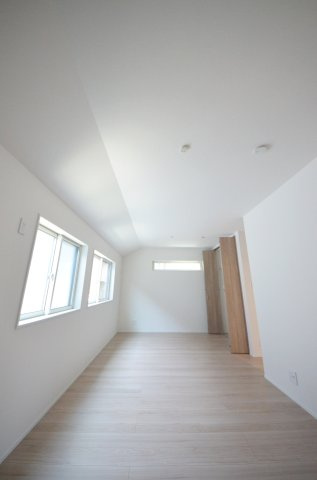 井口鈴が台三丁目の洋室|各居室に機能的なクローゼットを完備。タンスなどの大型家具を買い足す必要がないため、お部屋の面積を最大限に活かせます。