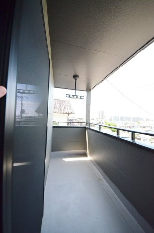 井口鈴が台三丁目のバルコニー|屋根に守られたバルコニー。お出かけ中の急な雨でも洗濯物が濡れにくく安心です。