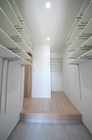 井口鈴が台三丁目の収納|玄関横には、靴だけでなくベビーカーやアウトドア用品、ゴルフバッグも丸ごと収まる大容量のシューズインクローゼットがあります