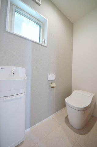 井口鈴が台三丁目のトイレ|タンクレスの為、トイレ空間が見違えるほど広々。圧迫感がなくなり、これまで置けなかった観葉植物やインテリアを楽しめます。