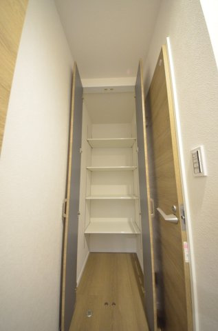 西原二丁目の収納|廊下にも収納スペースもあります
