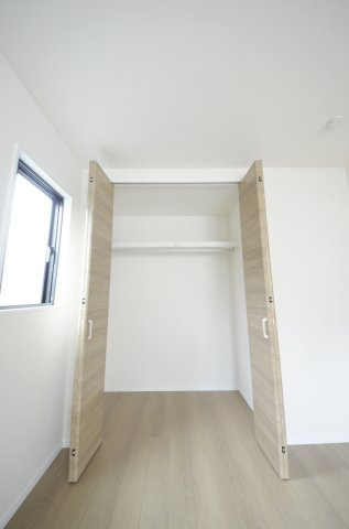 西原二丁目の収納|各居室に機能的なクローゼットを完備。タンスなどの大型家具を買い足す必要がないため、お部屋の面積を最大限に活かせます。