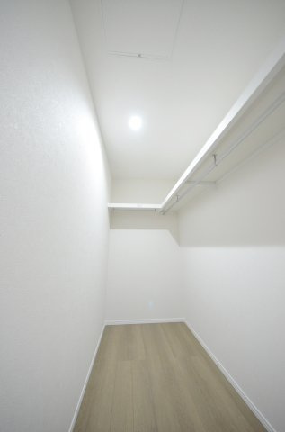 西原二丁目の収納|各居室に機能的なクローゼットを完備。タンスなどの大型家具を買い足す必要がないため、お部屋の面積を最大限に活かせます。