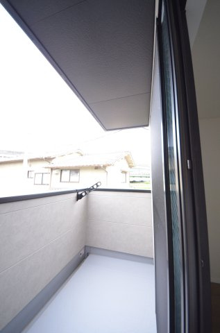 西原二丁目のバルコニー|バルコニーは屋根があるので急な雨でも安心です