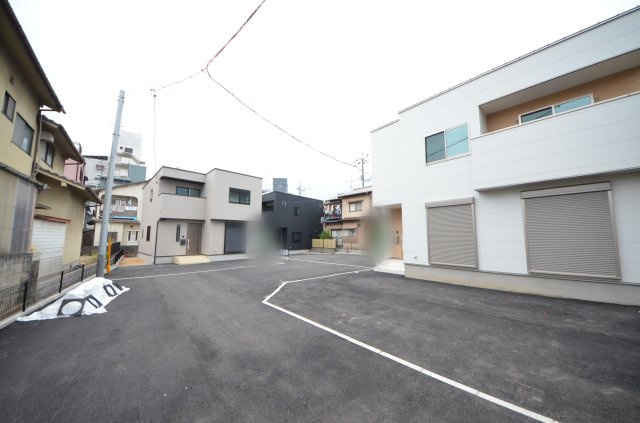 西原二丁目の前面道路含む現地写真|前面道路は交通量が少なく駐車楽々