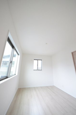 西原二丁目の洋室|各居室に機能的なクローゼットを完備。タンスなどの大型家具を買い足す必要がないため、お部屋の面積を最大限に活かせます。