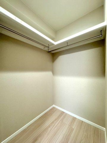 ルネサンス東川口プレリアの収納|ウォークインクローゼット
お洋服はもちろん、スーツケースなどの大きな荷物もまとめて収納できる広々としたウォークインクローゼットです。