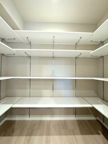 ルネサンス東川口プレリアの収納|パントリー付き
キッチンの近くに配置された便利なパントリー収納。食材のストックや日常使わない調理器具の保管にも重宝します。