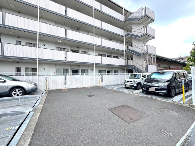 ルネサンス東川口プレリアの駐車場|駐車場
敷地内駐車場を完備。愛車を身近に停められるので、お買い物後の荷物の搬入やお出かけもスムーズです。