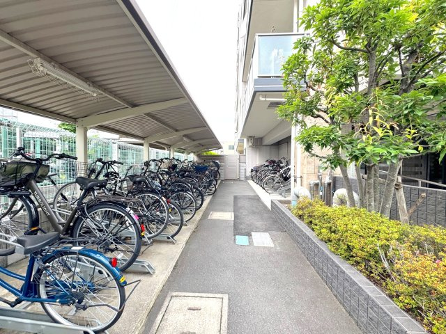 ルネサンス東川口プレリアの駐輪場|駐輪場
屋根付きの駐輪場を完備。大切な自転車を雨風から守り、日々の通勤・通学や買い物にも便利にご利用いただけます。