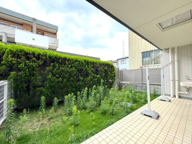 ルネサンス東川口プレリアの庭|専用庭付き
スロップシンクを備えたバルコニーからは、広々とした専用庭へ出ることができます。
ガーデニングや日光浴のほか、お子様やペットとの伸びやかな時間を敷地内でゆったりとお楽しみいただけます。