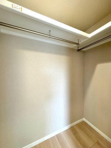 ルネサンス東川口プレリアの収納|ウォークインクローゼット
棚板やハンガーパイプを備えた立体的な収納スペース。季節物の衣類も綺麗にまとめて整理整頓が可能です。