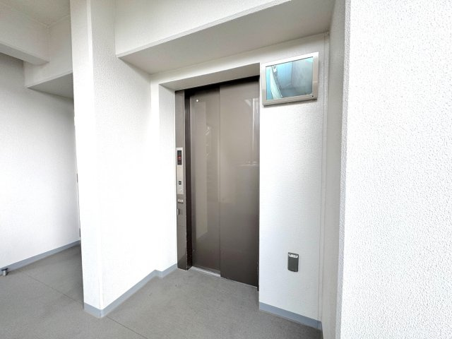 ルネサンス東川口プレリアのロビー|エレベーター
綺麗に清掃管理が行き届いた共用ロビー。エレベーターへの動線もスムーズで安心感のある共用空間です。