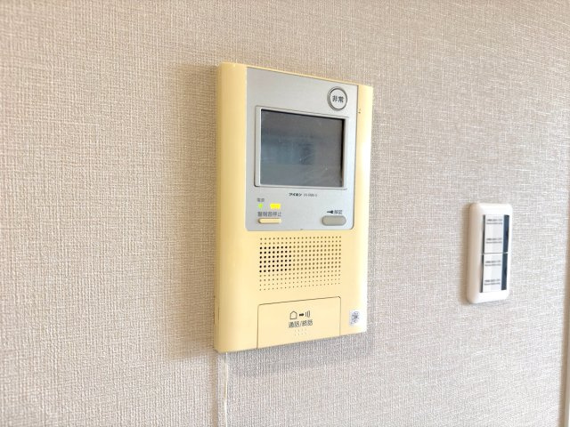 ルネサンス東川口プレリアの防犯設備|TVモニター付きインターホン
TVモニター付きインターホンを設置。来訪者の姿を室内からしっかり確認できるため、防犯面でも大変安心です。