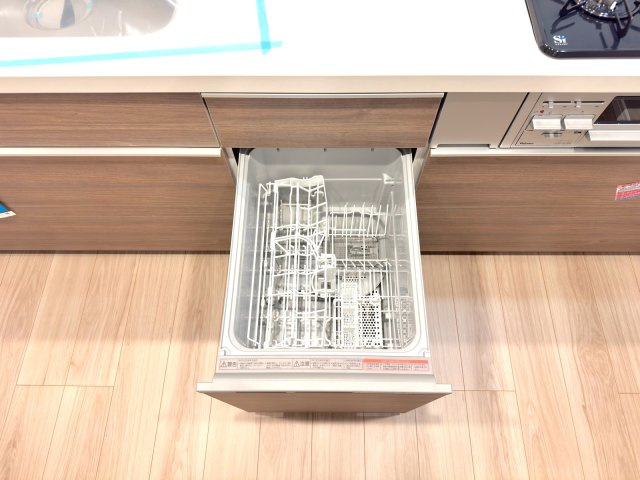 ルネサンス東川口プレリアの発電・温水設備|食洗機
家事の負担を大きく軽減するビルトインタイプの食器洗い乾燥機。手洗いよりも節水になり、毎日のお手入れもラクラクです。
