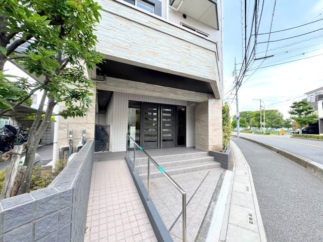 ルネサンス東川口プレリア|エントランス外
緑や敷地内のアプローチが美しいエントランス外観。防犯面やプライバシーにも配慮された落ち着きある仕上がりです。