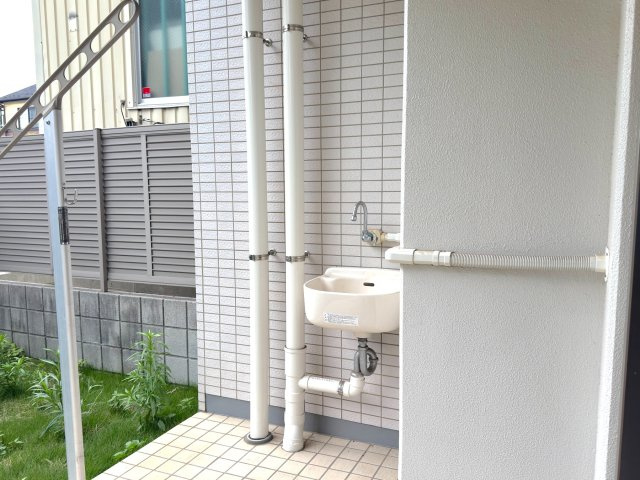 ルネサンス東川口プレリアの設備|バルコニー水栓
バルコニー・専用庭にスロップシンク（水栓）を設置。ガーデニングの水やりやアウトドア用品のお手入れに大変便利です。