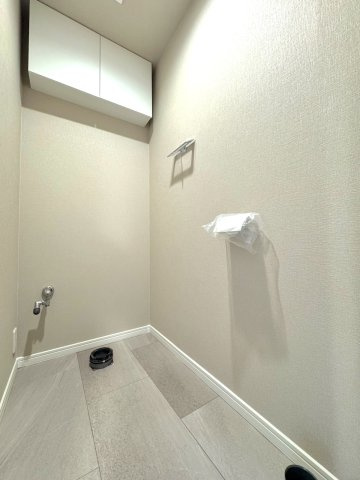 ルネサンス東川口プレリアの浴室|トイレ新規交換（これから設置）
清潔感あふれる温水洗浄便座付きトイレ。上部にはトイレットペーパーなどを整理して置ける便利な収納棚を備えています。