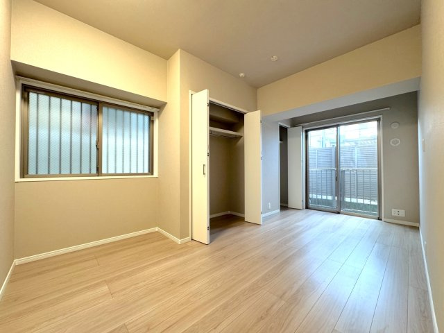 ルネサンス東川口プレリアの寝室|洋室7.4帖　間取り図左上の部屋
ゆとりのある洋室は、主寝室にぴったりのお部屋です。壁面には2つのクローゼットを備えており、お洋服や季節のアイテムもすっきりと収納可能。穏やかで落ち着いた時間を。