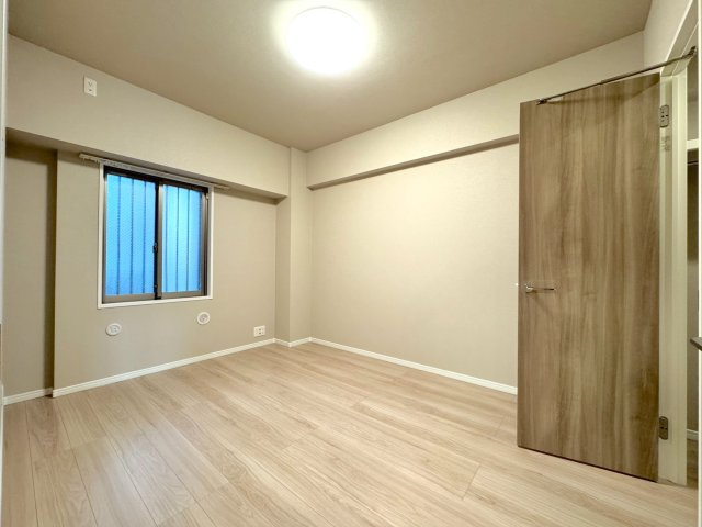 ルネサンス東川口プレリアの子供部屋|洋室6.3帖　間取り図右上の部屋
玄関側に位置するお部屋は、お子様のお部屋や書斎に最適です。大型のウォークインクローゼットを備えているため、衣料品や学習用品、趣味の道具もスマートに収納できます。