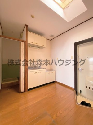 【居間・リビング】 | 　グリーンプラザ | 明るいキッチンスペースです