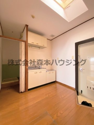 【居間・リビング】 | 　グリーンプラザ | 明るいキッチンスペースです