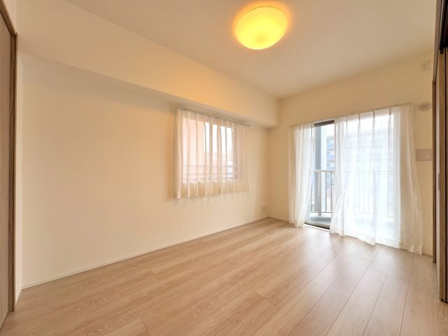 グーディッシュ大宮の洋室|洋室6帖　間取り図左下の部屋
シンプルでレイアウトしやすい6.0帖の洋室。大型クローゼットを備えており、衣類や日用品をたっぷり収納可能。お部屋を広くすっきりと使えます。
