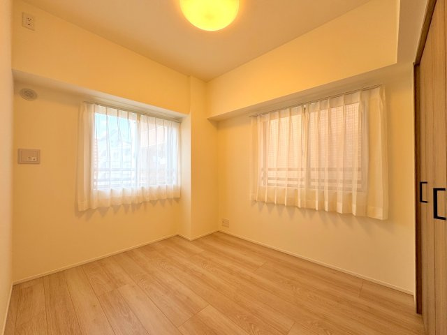 グーディッシュ大宮の子供部屋|洋室5帖　間取り図右下の部屋
クローゼットを備えた使い勝手の良いお部屋です。窓から自然光が入るため明るく、子ども部屋や集中できるワークスペース、趣味の部屋としても心地よく独立してご活用いただけます。