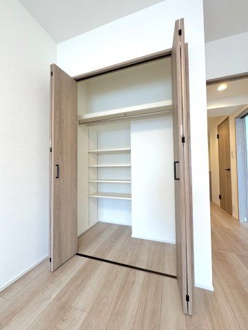 グーディッシュ大宮の収納|収納
住まい全体をすっきりと保つ豊富な収納スペース。奥行きがあり、季節物の家電やスーツケース、日用品のストックなどもスマートに格納できます。