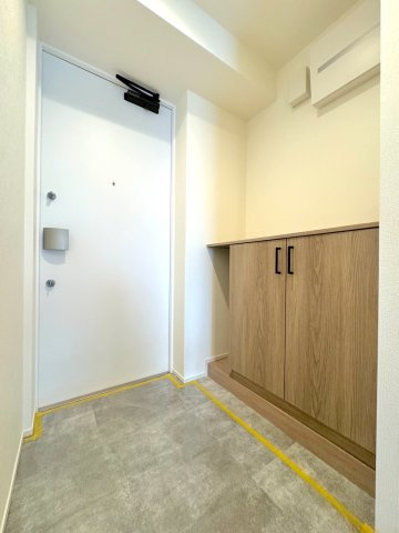 グーディッシュ大宮の玄関|明るく清潔感のある玄関スペース。シューズボックスを備えており、ご家族の靴類をすっきり整理整頓できます。気持ちよくお客様を迎えられる空間です。