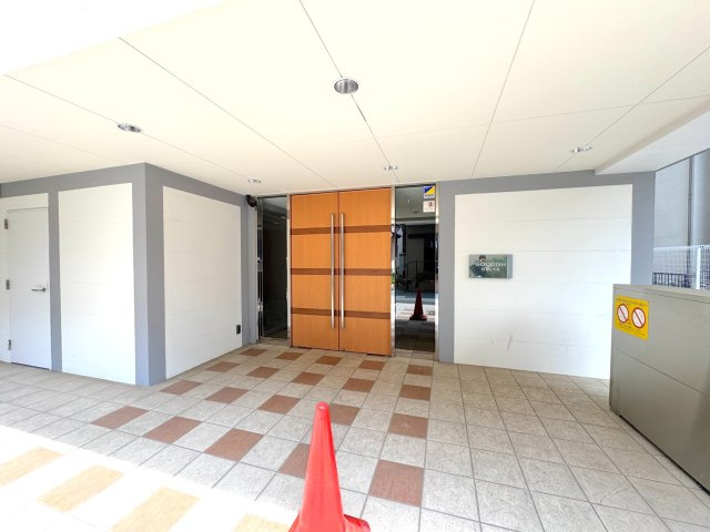 グーディッシュ大宮|エントランス外
アプローチ部分も綺麗に整備されたエントランス外観。管理体制の良さが伺える、安心感のある心地よい佇まいとなっています。