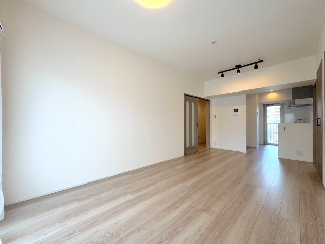 グーディッシュ大宮の居間・リビング|リビング
アングルを変えて撮影したリビングショット。日差しがしっかり差し込み、家族みんなが自然と集まりたくなるような温かみのある雰囲気が魅力です。