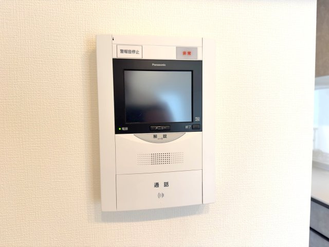 グーディッシュ大宮のセキュリティ|TVモニター付きインターホン
来訪者の顔を室内からしっかり確認できるTVモニター付きインターホン。不審者の侵入予防や防犯面でも安心で、お子様のお留守番時にも心強い設備です。