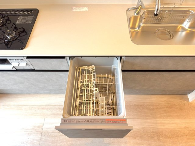 グーディッシュ大宮の発電・温水設備|食洗機
面倒な食器洗いを自動化できるビルドイン食洗機を搭載。手洗いに比べて節水効果も高く、食後の家族団らんや自分時間をゆったり確保できます。