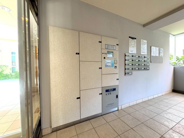 グーディッシュ大宮の設備|宅配ボックス
不在時や非対面でも荷物を受け取れる便利な宅配ボックスを完備。再配達の手間を減らし、日中お仕事で忙しい方や外出がちなご家庭に大変重宝します。