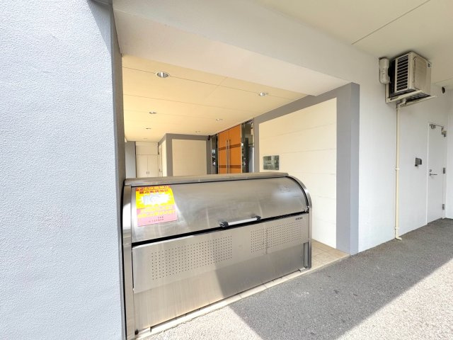 グーディッシュ大宮のその他共用部分|ゴミ置き場
敷地内に専用のゴミ置き場を設置。綺麗に清掃・管理されており、暮らしの衛生面もしっかり保たれています。収集日の出しやすさも魅力的です。
