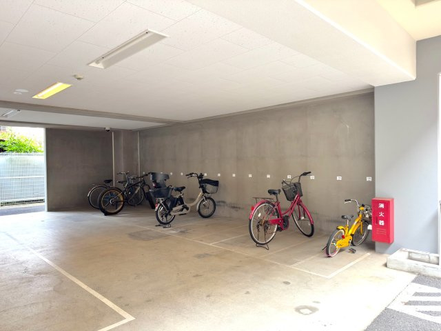 グーディッシュ大宮の駐輪場|駐輪場
敷地内に整然と整備された駐輪場を完備。屋根付きのため雨から大切な自転車を守ることができます。日常の通勤・通学・お買い物に便利です。