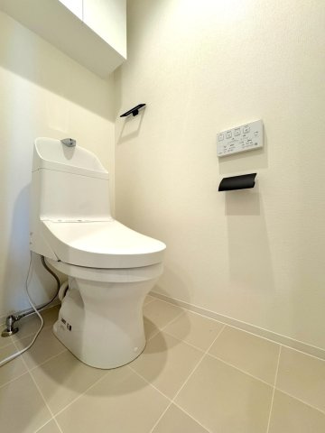 グーディッシュ大宮のトイレ|トイレ新規交換
快適なウォシュレット機能付きトイレへ新規交換済み。上部にはトイレットペーパーなどのストックに重宝する棚を備えており、空間を清潔・すっきりと保てます。