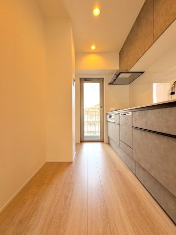 グーディッシュ大宮のキッチン|キッチン幅
広々としたキッチン幅を確保。複数人での調理作業もスムーズに行えます。収納スペースも豊富で、大きなお鍋や調理器具もすっきりと整理整頓が可能です。