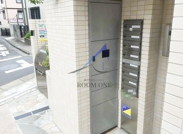 ナチュラーレ代沢のその他共用部分|集合ポストと宅配ボックスです。